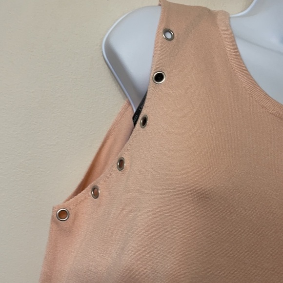 Ilanco Knit Pink Sleeveless Blouse With Grommet Detail - Picture 2 of 6